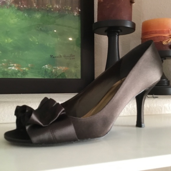 Stuart Weitzman Gigiritz Dark Brown Satin ruffle detail peep toe pumps /Like NEW - Picture 8 of 16